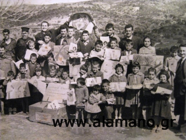 Σχολική αναμνηστική φωτογραφία.Δάσκαλος ο Τίμος Νικολόπουλος.Σχολική επιτροπή Ι. Βερβενιώτης και Π. Βερβενιώτης. Το ξύλινο κουτί μπροστά από τα παιδιά είχε σταλεί τότε από την Αμερική και περιείχε τετράδια μολύβια και άλλη γραφική ύλη.Το γεγονός στο φτωχό χωριό μας ήταν σπουδαίο. Σχολική χρονιά 1962. 