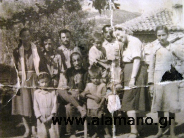 Παναγιώτης Ι. Νίκας. Η δασκάλα Βούλα Ταβουλάρης, με το κεφάλι γερμένο.Αριστερά η Γιαννούλα Σ. Βερβενιώτης. Μπροστά τα εγγόνια Φανή και Βασίλης Ι.Νίκα.
