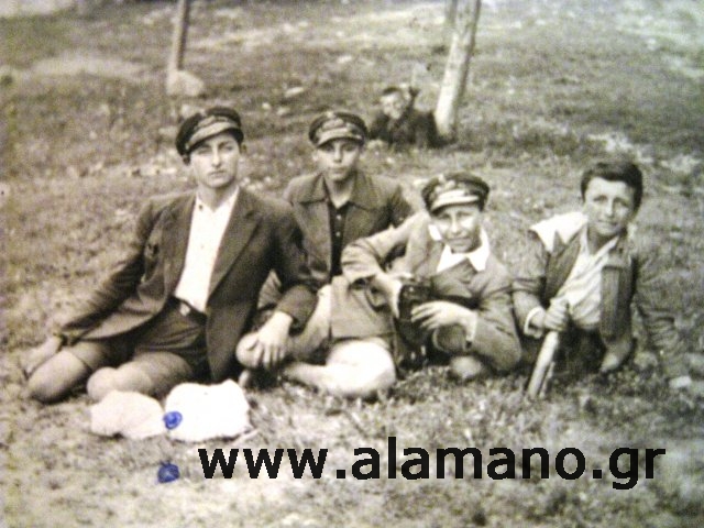 Αριστερά- Ιωάννης Π. Βερβενιώτης, Ιωάννης Σενής(απόστρατος στρατιωτικός), Δ. Περδικομάτης(νησιώτης) και ο Δημήτρης Νέγρης από την Κόρινθο. Συμμαθητές στην δεύτερη τάξη του γυμνασίου Κορίνθου το  1938. Η φωτογραφία είναι στο κάστρο.